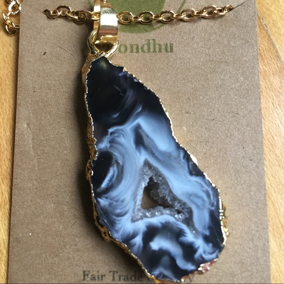 Agate Geode Slice Necklace 18K 🔮 - Picture 2 of 6